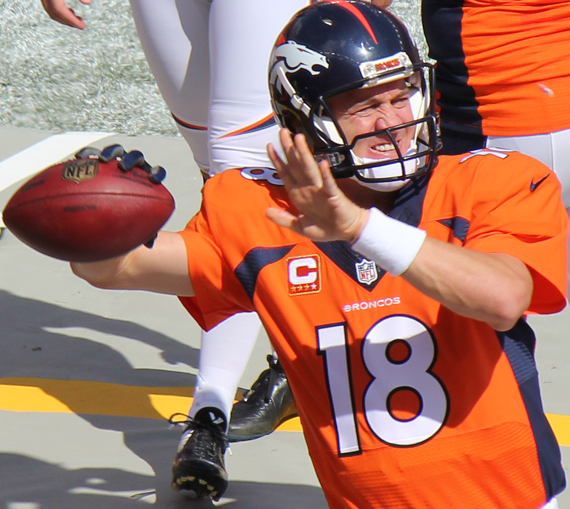 پیتون منینگ با لباس Denver Broncos در سال ۲۰۱۴