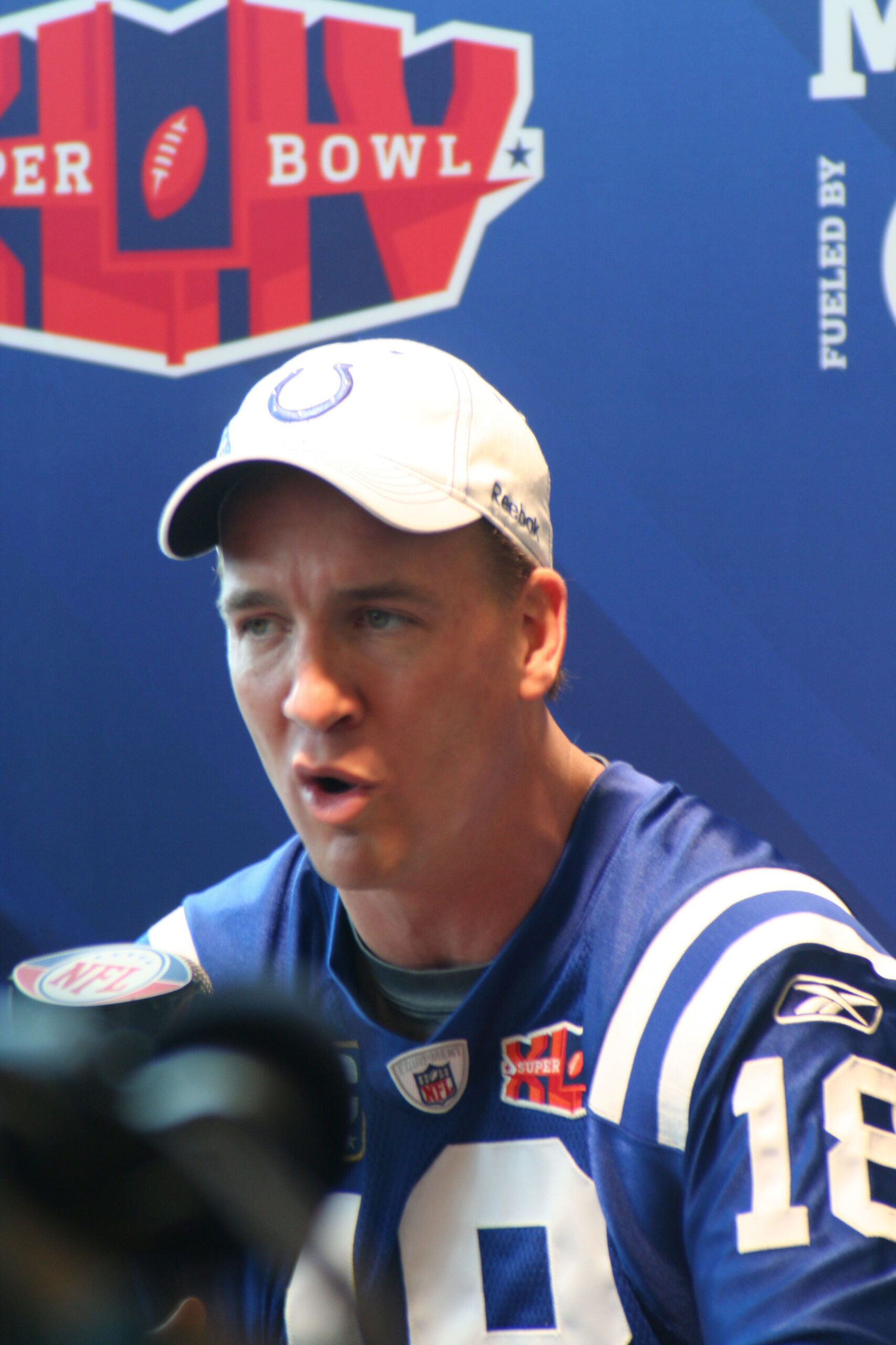 پیتون منینگ در Media Day سال ۲۰۱۰ با لباس Indianapolis Colts