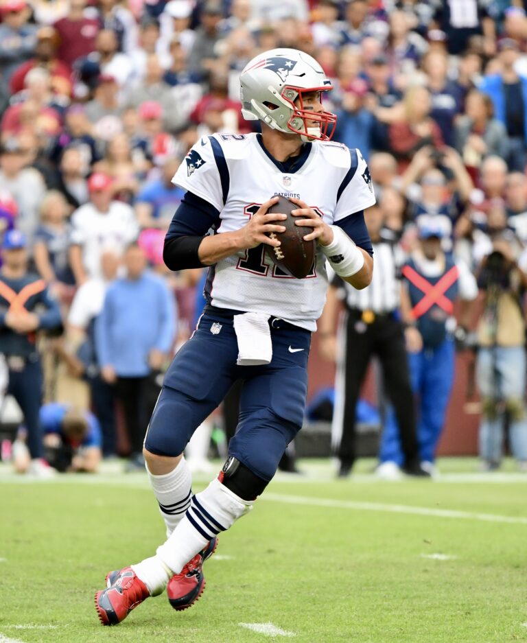 تام بریدی شماره ۱۲ تیم New England Patriots در حال آماده شدن برای پرتاب توپ در مسابقه سال ۲۰۱۹