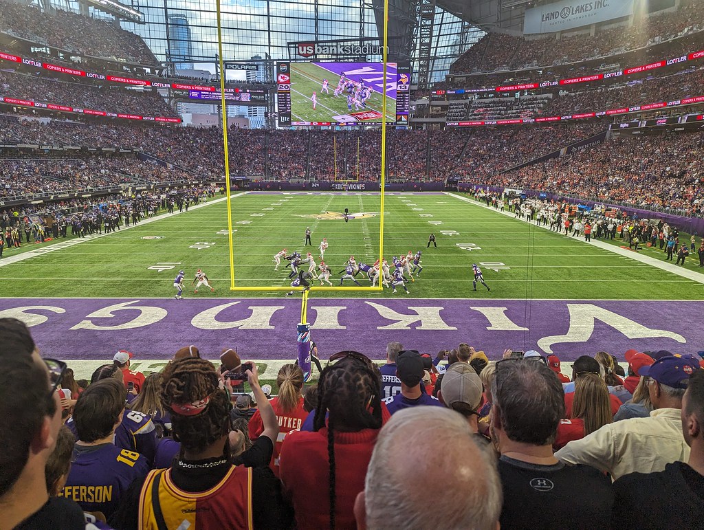 عکس آرشیوی مسابقه Vikings و Chiefs در سال ۲۰۲۳ برای گزارش Power Rankings هفته هشتم ۲۰۲۶